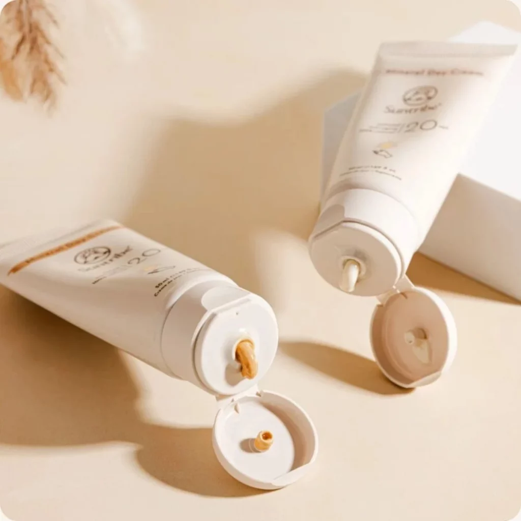 Öppen tub av Suntribe mineral dagkräm SPF 20 med kräm