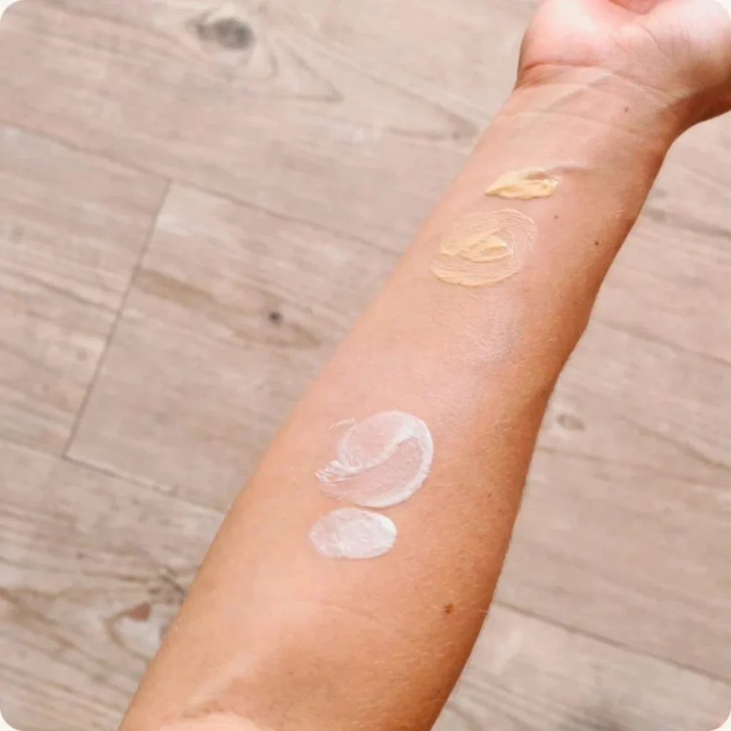 Konsistenstest av Suntribe mineral dagkräm SPF 20 på arm