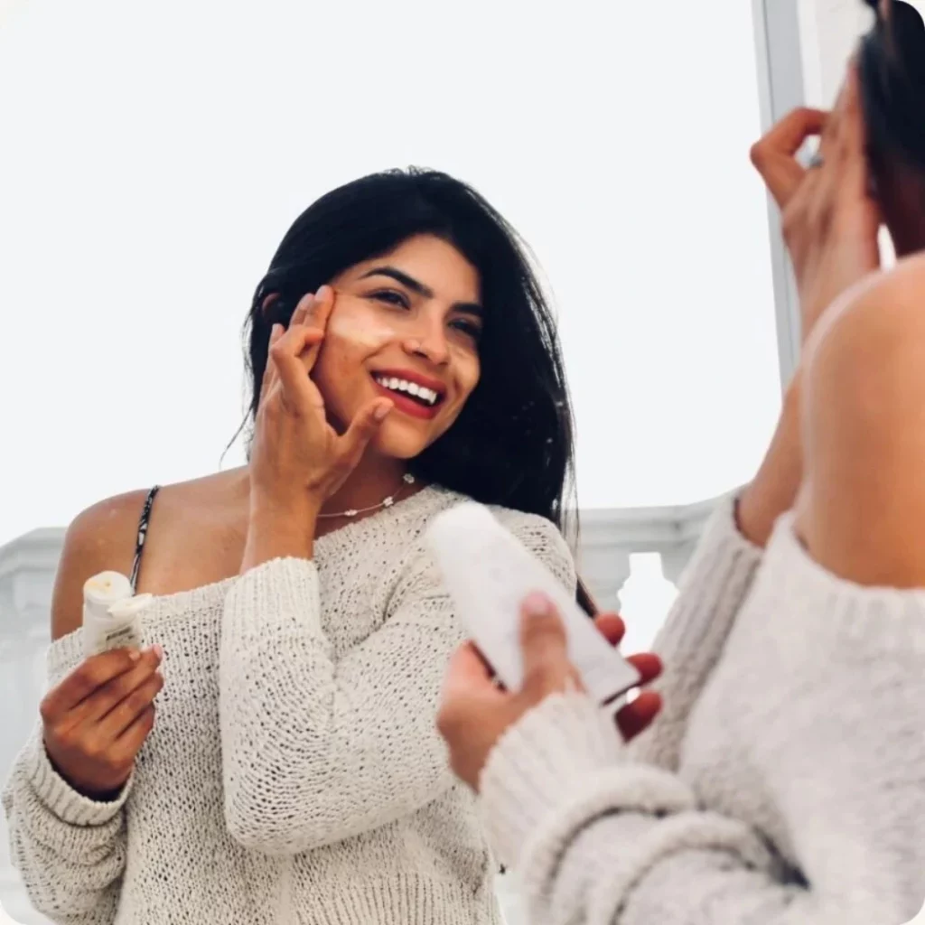 Applicering av Suntribe mineral dagkräm SPF 20 tinted i ansiktet