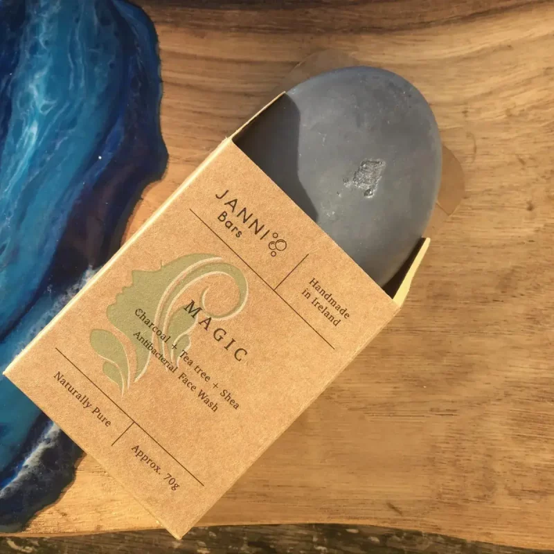 Janni Bars Magic Detoxing Face Wash Bar med förpackning framifrån.