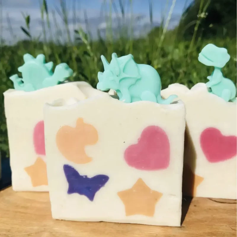 Janni Bars Dino Tvål för barn i färgglada former med lavendeldoft.