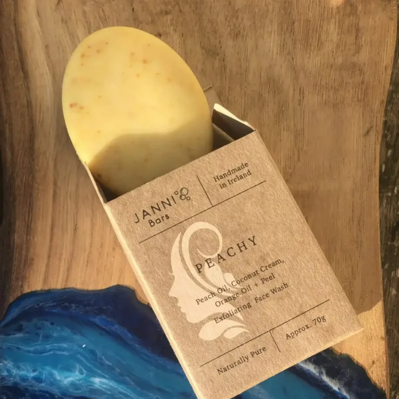 Janni Bars Peachy Exfoliating Face Wash Bar i öppnad förpackning.