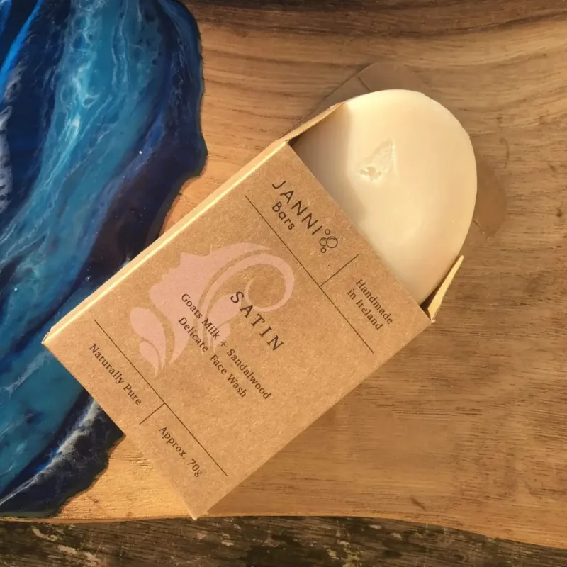Janni Bars Satin Sensitive Face Wash Bar i öppnad förpackning.