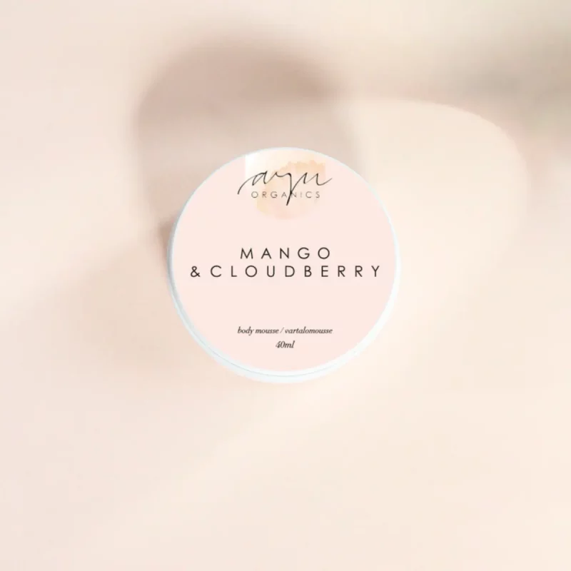 Mango cloudberry vartalomousse i burk på ljus yta